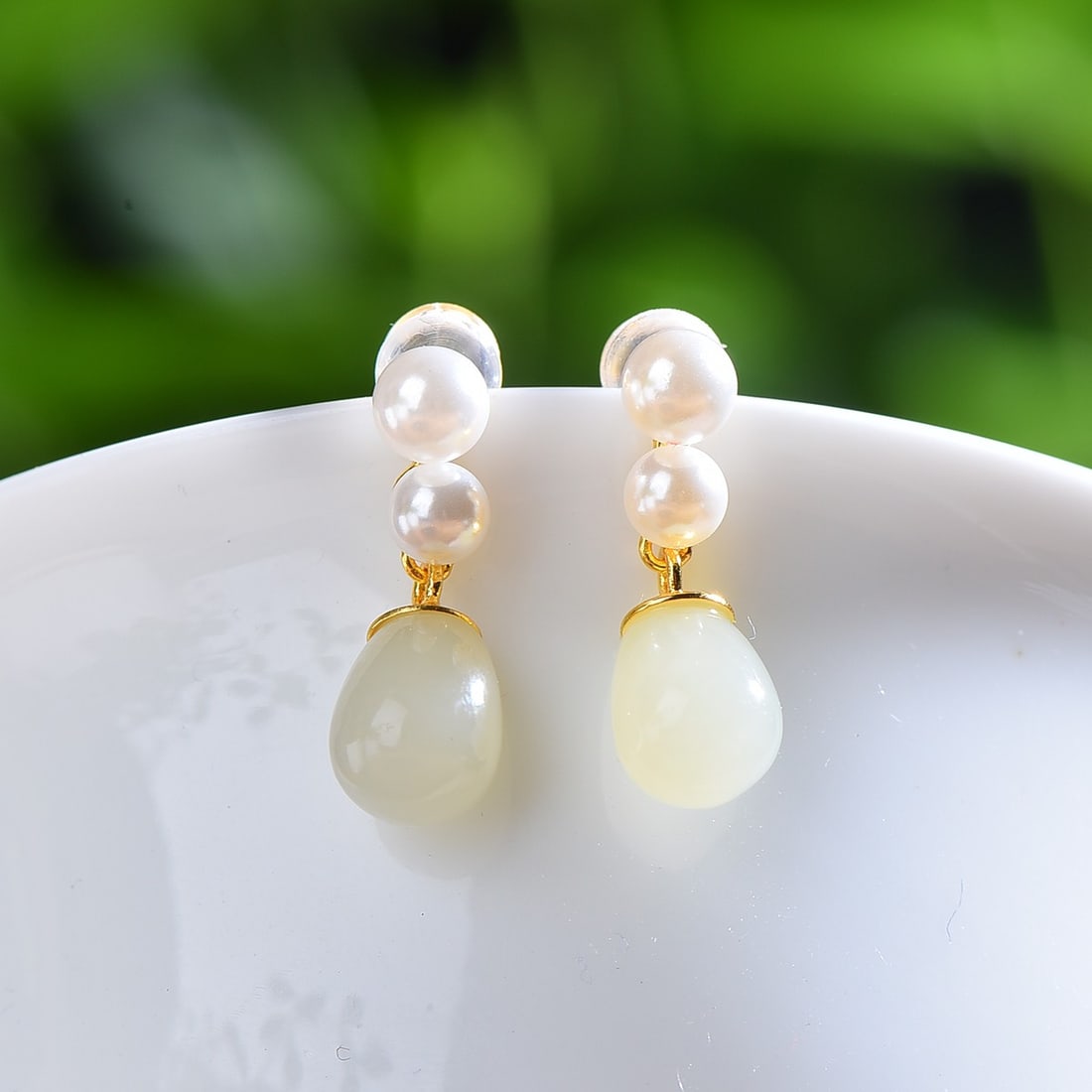 A Exquisite Silver Inlaid Hotan Jade Drop Earrings: A Exquisite Silver Inlaid Hotan Jade Drop Earrings,Size:0.3inx0.4in 银镶嵌和田玉水滴耳钉