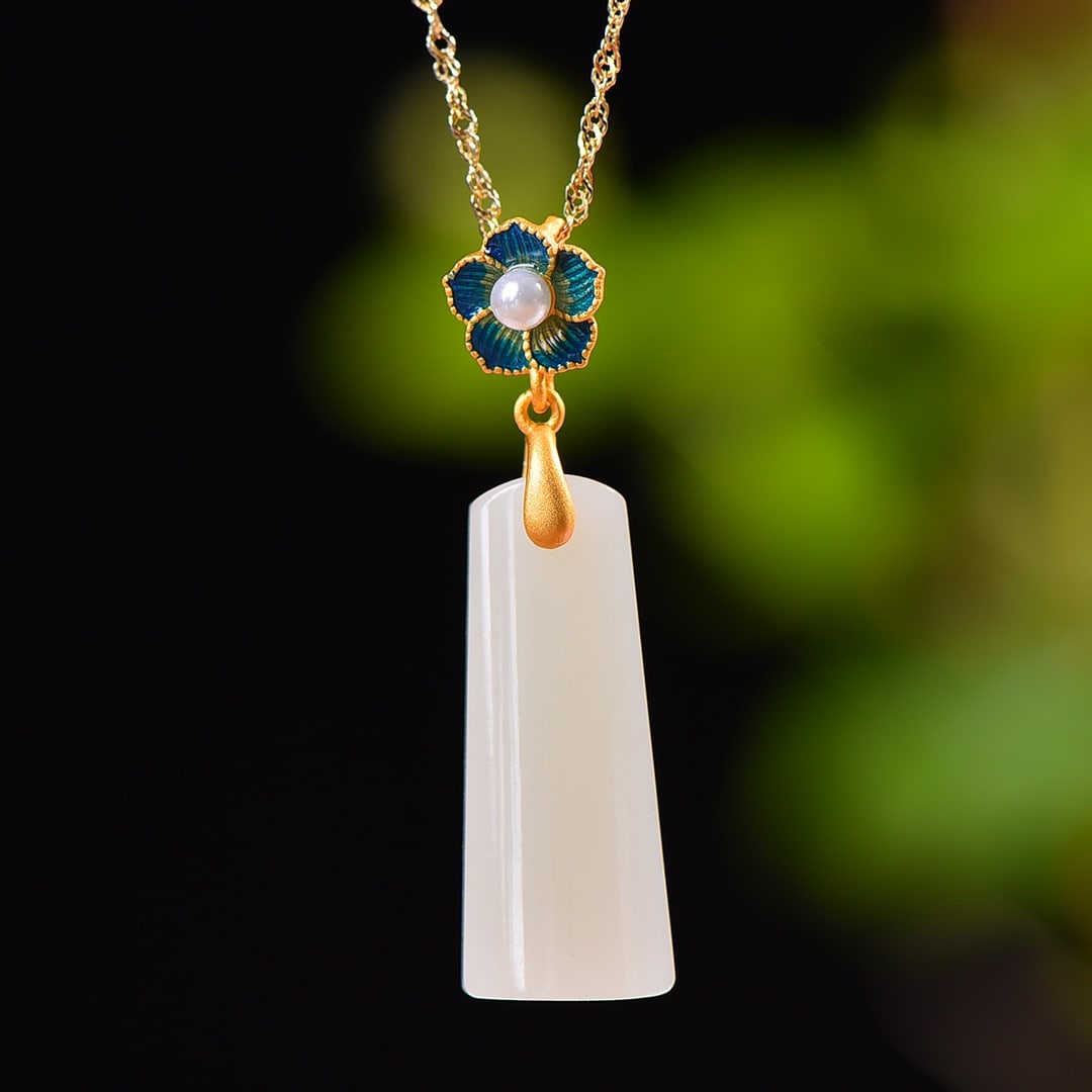 A Exquisite Silver Inlaid Hotan Jade Pendant: A Exquisite Silver Inlaid Hotan Jade Pendant,Size:0.4inx1.1in 银镶嵌和田玉平安牌吊坠