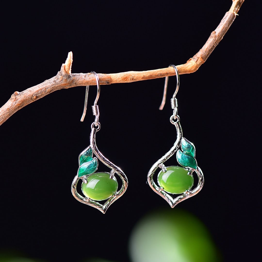 A Exquisite Silver Inlaid Hotan Jasper Earrings: A Exquisite Silver Inlaid Hotan Jasper Earrings,Size:0.3inx0.4in 银镶嵌和田碧玉耳钉