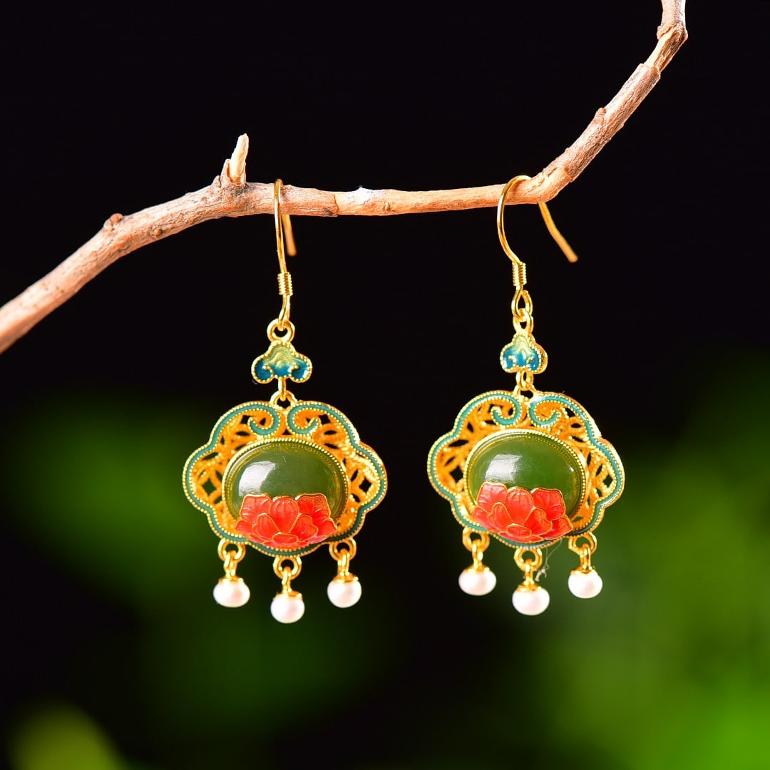 A Exquisite Silver Inlaid Hotan Jasper Cabochon Earrings: A Exquisite Silver Inlaid Hotan Jasper Cabochon Earrings,Size:0.4inx0.5in 银镶嵌和田碧玉蛋面耳钉