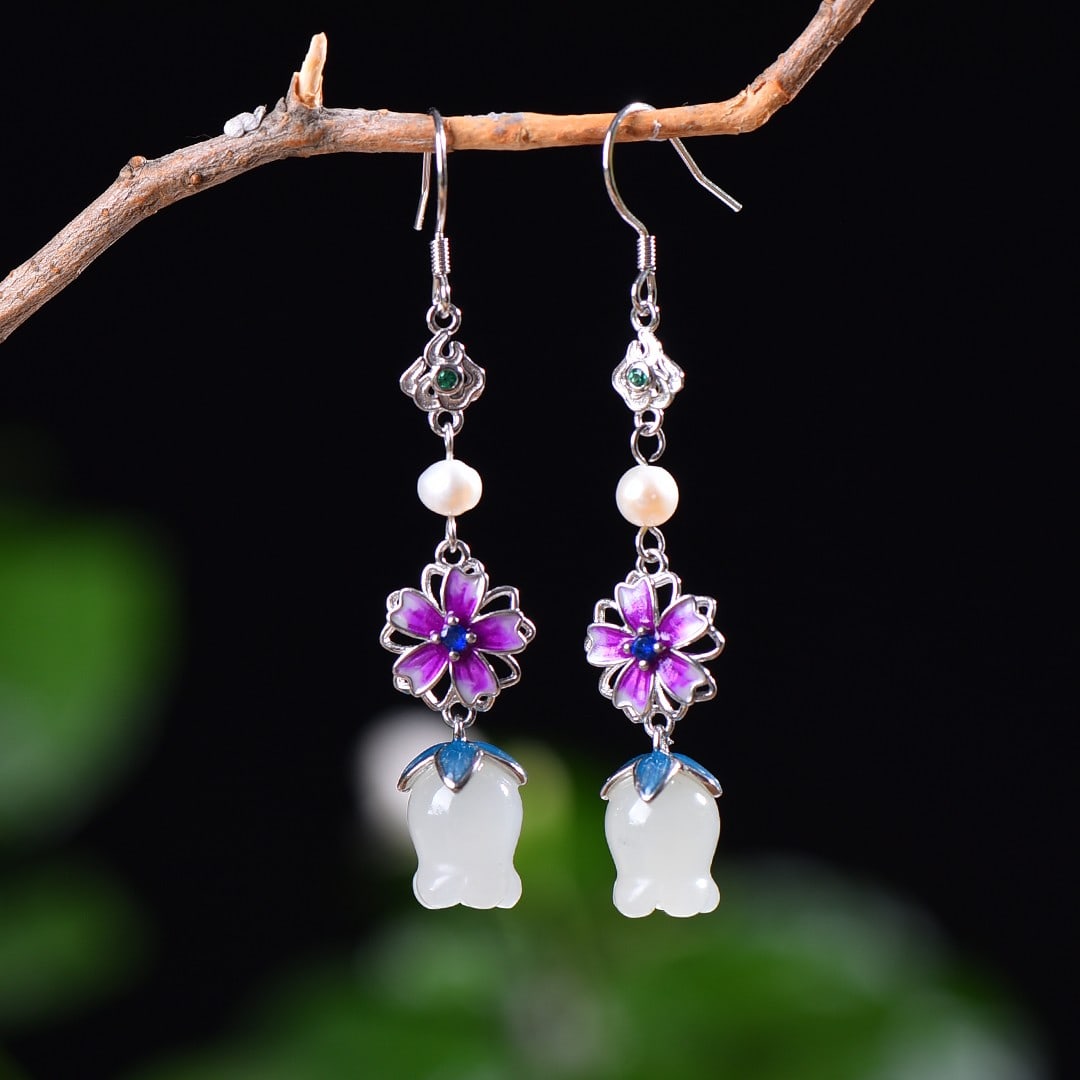 A Exquisite Silver Inlaid Hotan Jade Earrings: A Exquisite Silver Inlaid Hotan Jade Earrings,Size:0.4inx0.4in 银镶嵌和田玉耳钉