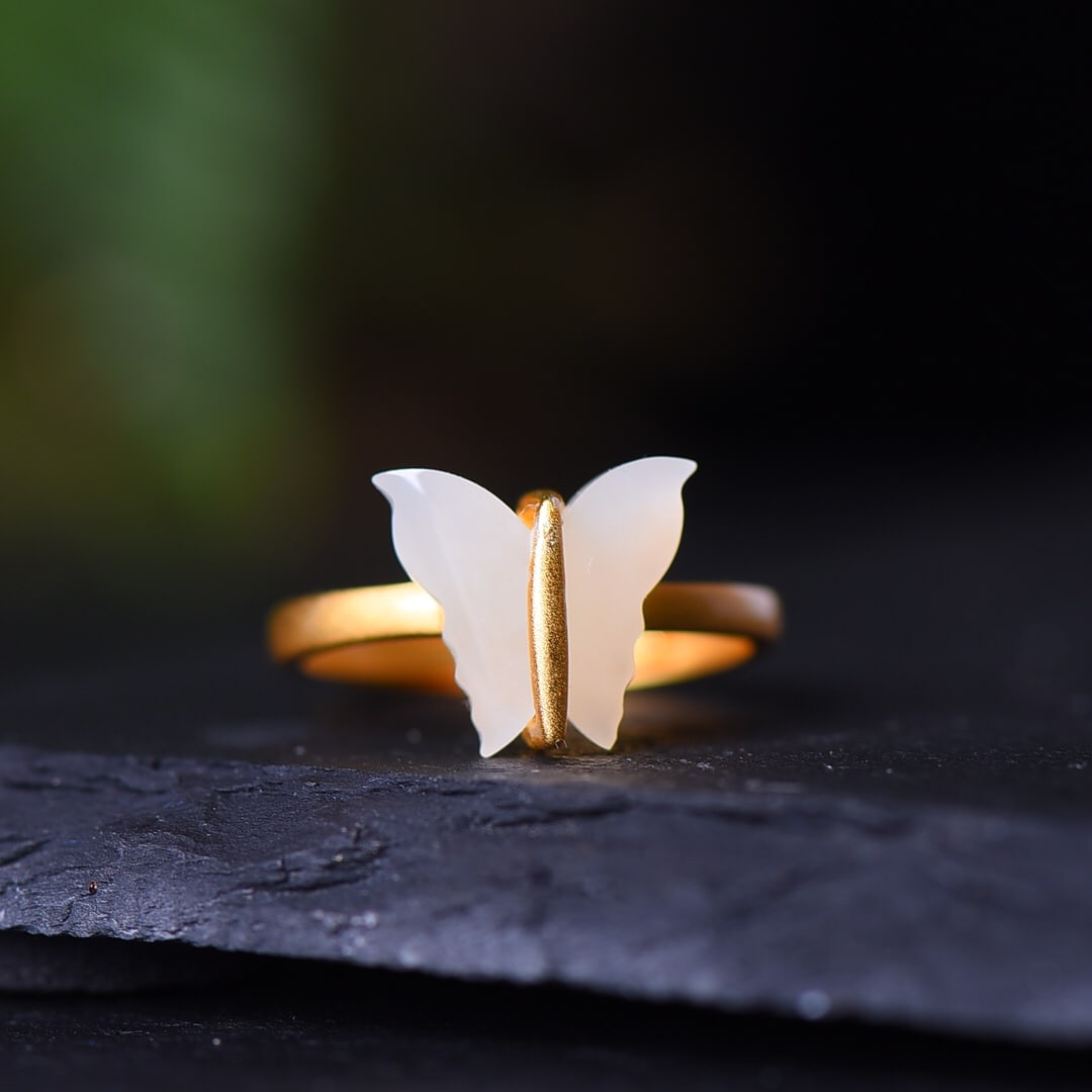 A Exquisite Silver Inlaid Hotan Jade Butterfly Ring: A Exquisite Silver Inlaid Hotan Jade Butterfly Ring,Size:0.4inx0.5in 银镶嵌和田玉蝴蝶戒指