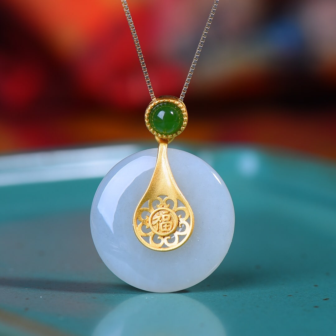 A Exquisite Silver Inlaid Hotan Jade Pendant: A Exquisite Silver Inlaid Hotan Jade Pendant,Size:0.9inx0.9in 银镶嵌和田玉平安扣吊坠