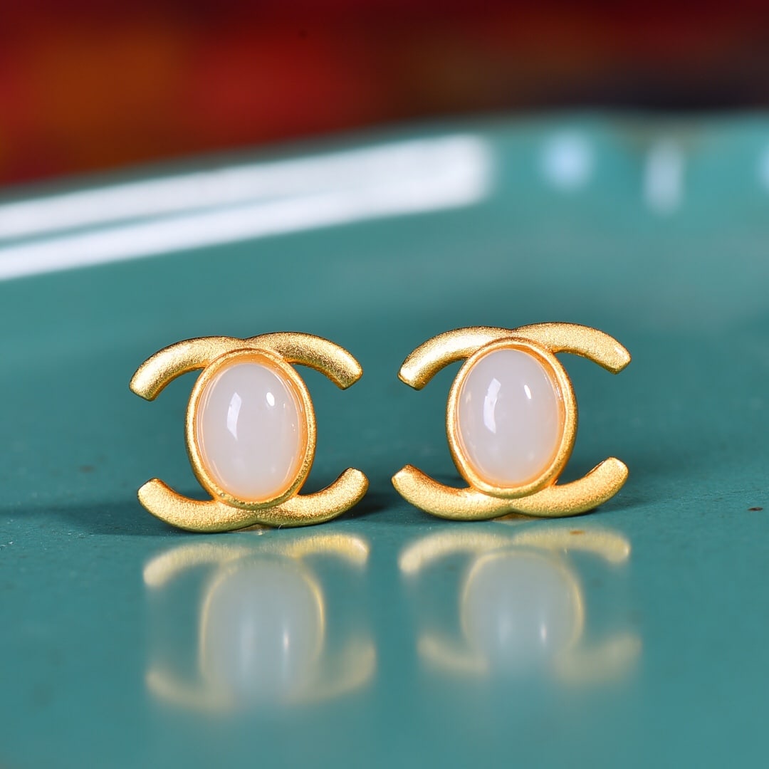 A Exquisite Silver Inlaid Hotan Jade Cabochon Earrings: A Exquisite Silver Inlaid Hotan Jade Cabochon Earrings,Size:0.2inx0.3in 银镶嵌和田玉蛋面耳钉