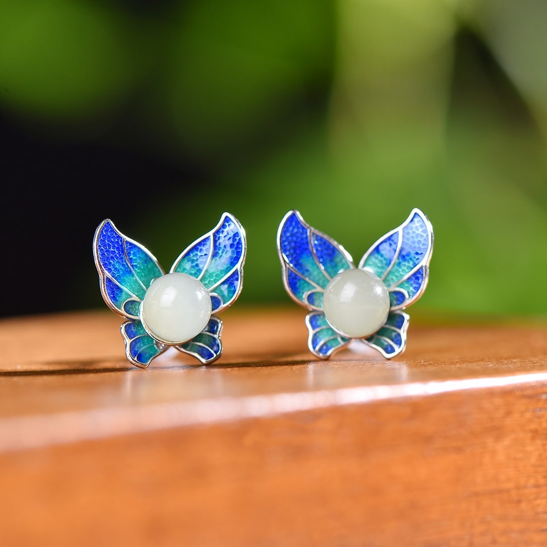 A Exquisite Silver Inlaid Hotan Jade Butterfly Earrings: A Exquisite Silver Inlaid Hotan Jade Butterfly Earrings,Size:0.2inx0.2in 银镶和田玉蝴蝶耳钉