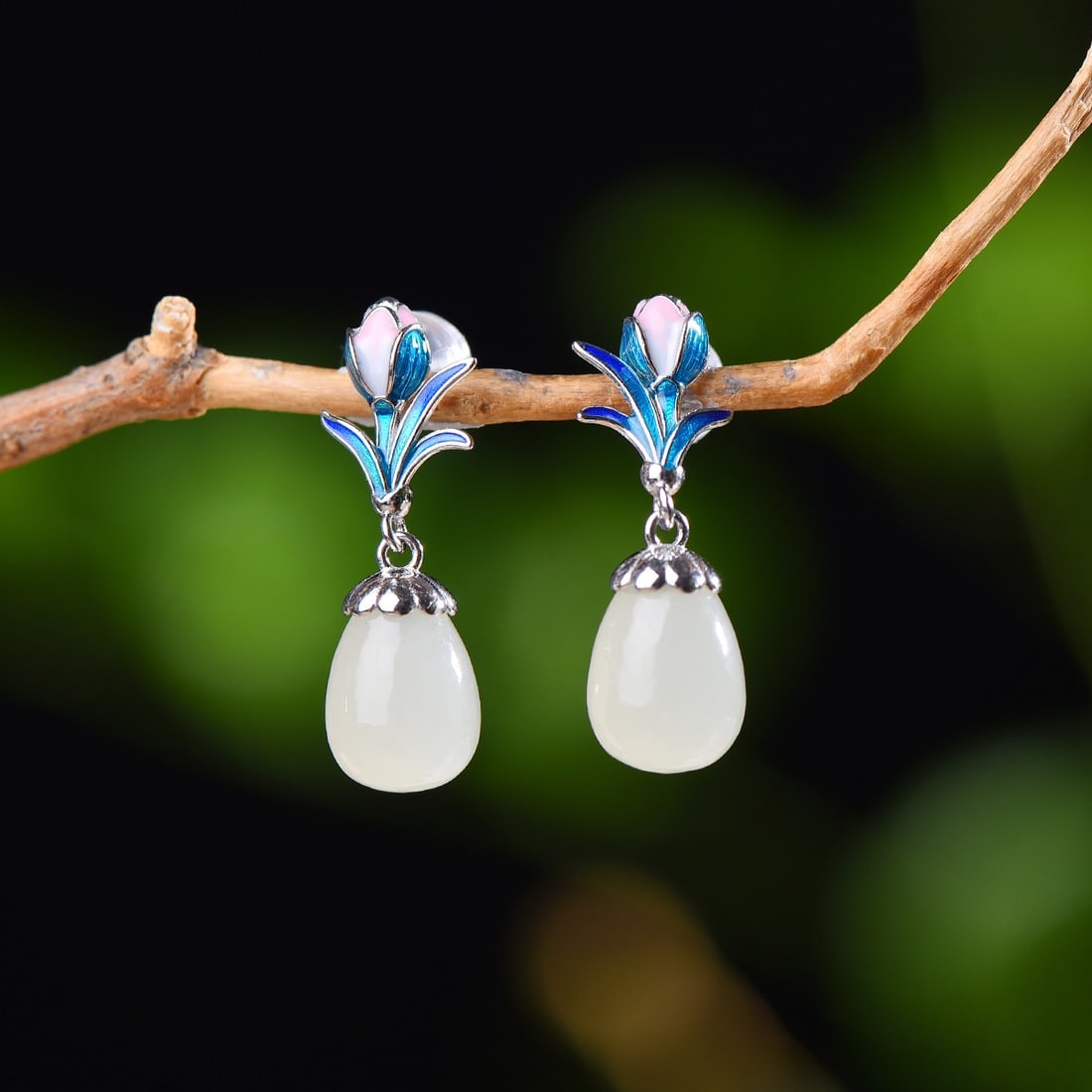 A Exquisite Silver Inlaid Hotan Jade Drop Earrings: A Exquisite Silver Inlaid Hotan Jade Drop Earrings,Size:0.3inx0.4in 银镶和田玉水滴耳钉