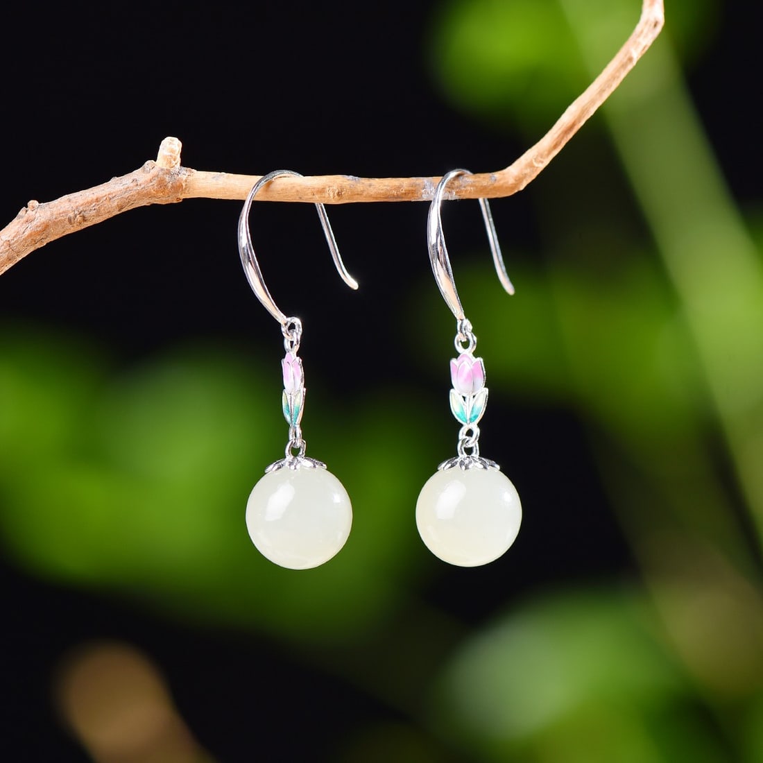 A Exquisite Silver Inlaid Hotan Jade Bead Earrings: A Exquisite Silver Inlaid Hotan Jade Bead Earrings,Size:0.4inx0.4in 银镶和田玉圆珠耳钉