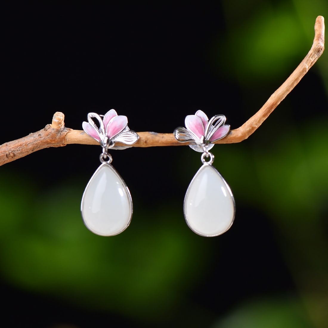 A Exquisite Silver Inlaid Hotan Jade Drop Earrings: A Exquisite Silver Inlaid Hotan Jade Drop Earrings,Size:0.3inx0.5in 银镶和田玉水滴耳钉