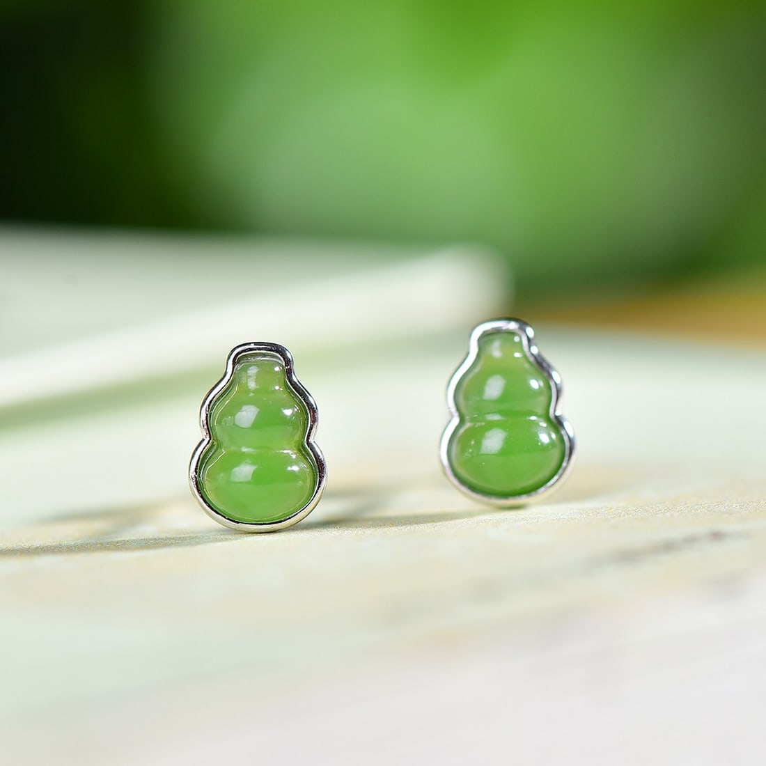 A Exquisite Silver Inlaid Hotan Jasper Gourd Earrings: A Exquisite Silver Inlaid Hotan Jasper Gourd Earrings,Size:0.2inx0.3in 银镶和田碧玉葫芦耳钉