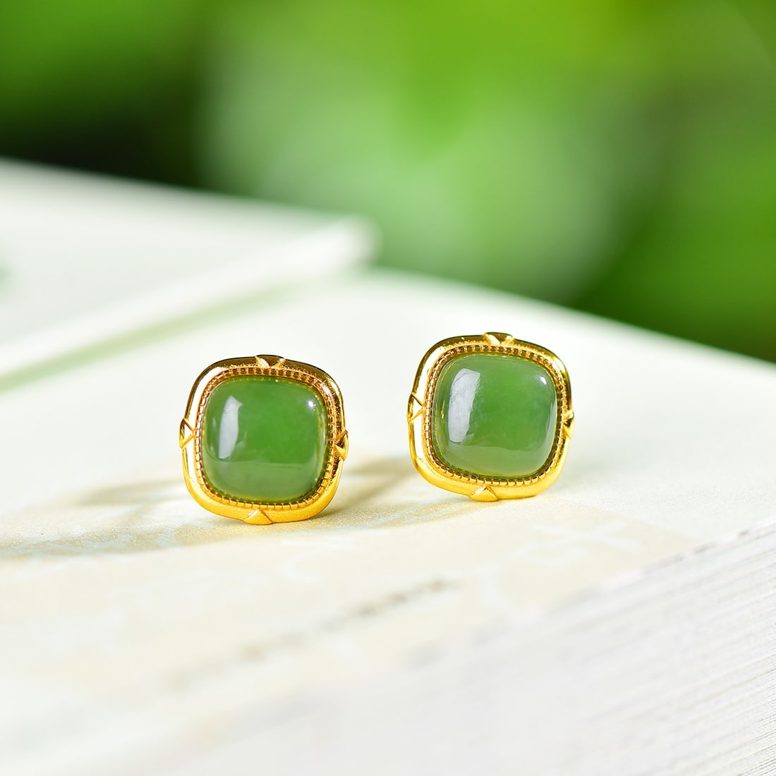 A Exquisite Silver Inlaid Hotan Jasper Earrings: A Exquisite Silver Inlaid Hotan Jasper Earrings,Size:0.3inx0.3in 银镶和田碧玉耳钉
