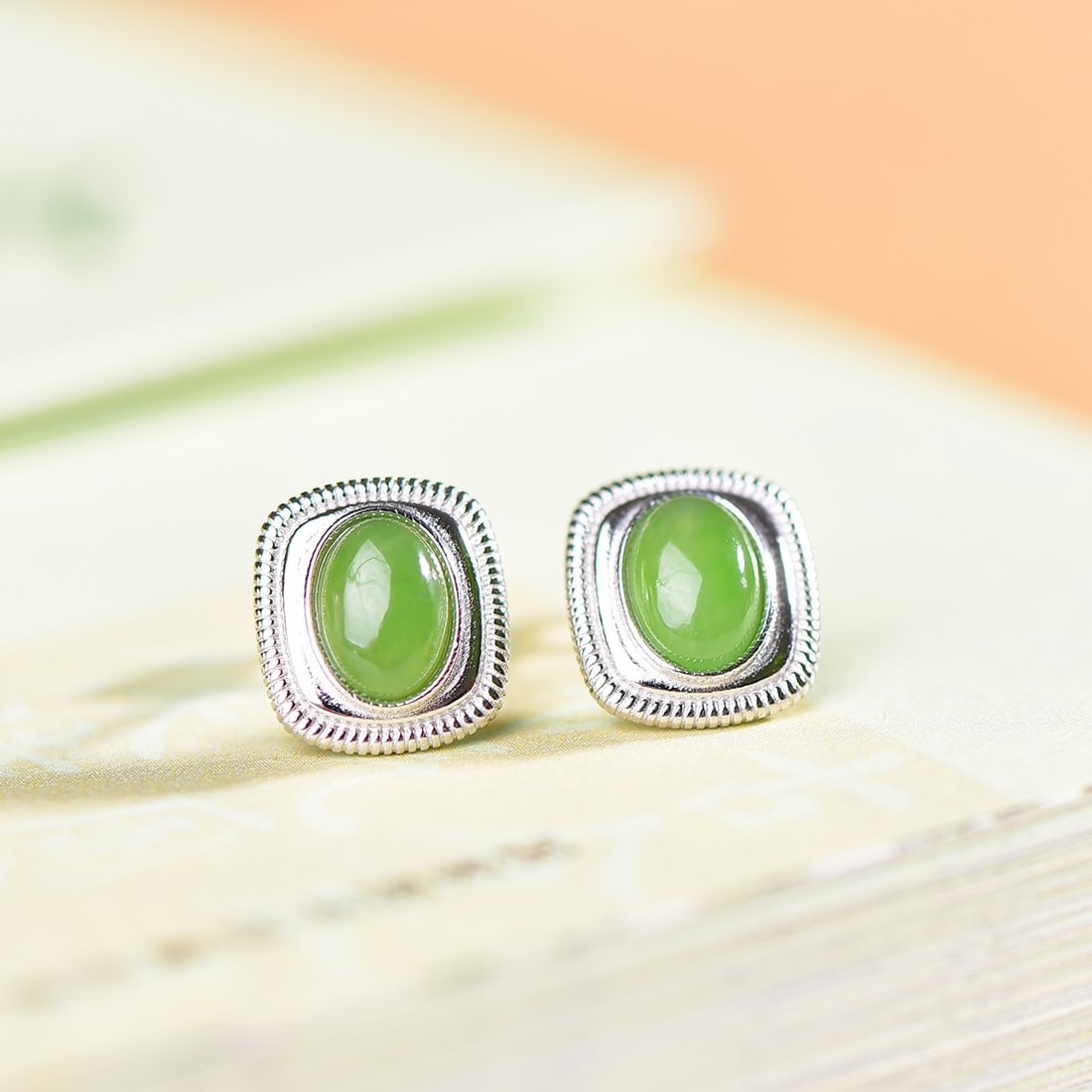 A Exquisite Silver Inlaid Hotan Jasper Cabochon Earrings: A Exquisite Silver Inlaid Hotan Jasper Cabochon Earrings,Size:0.2inx0.3in 银镶和田碧玉蛋面耳钉