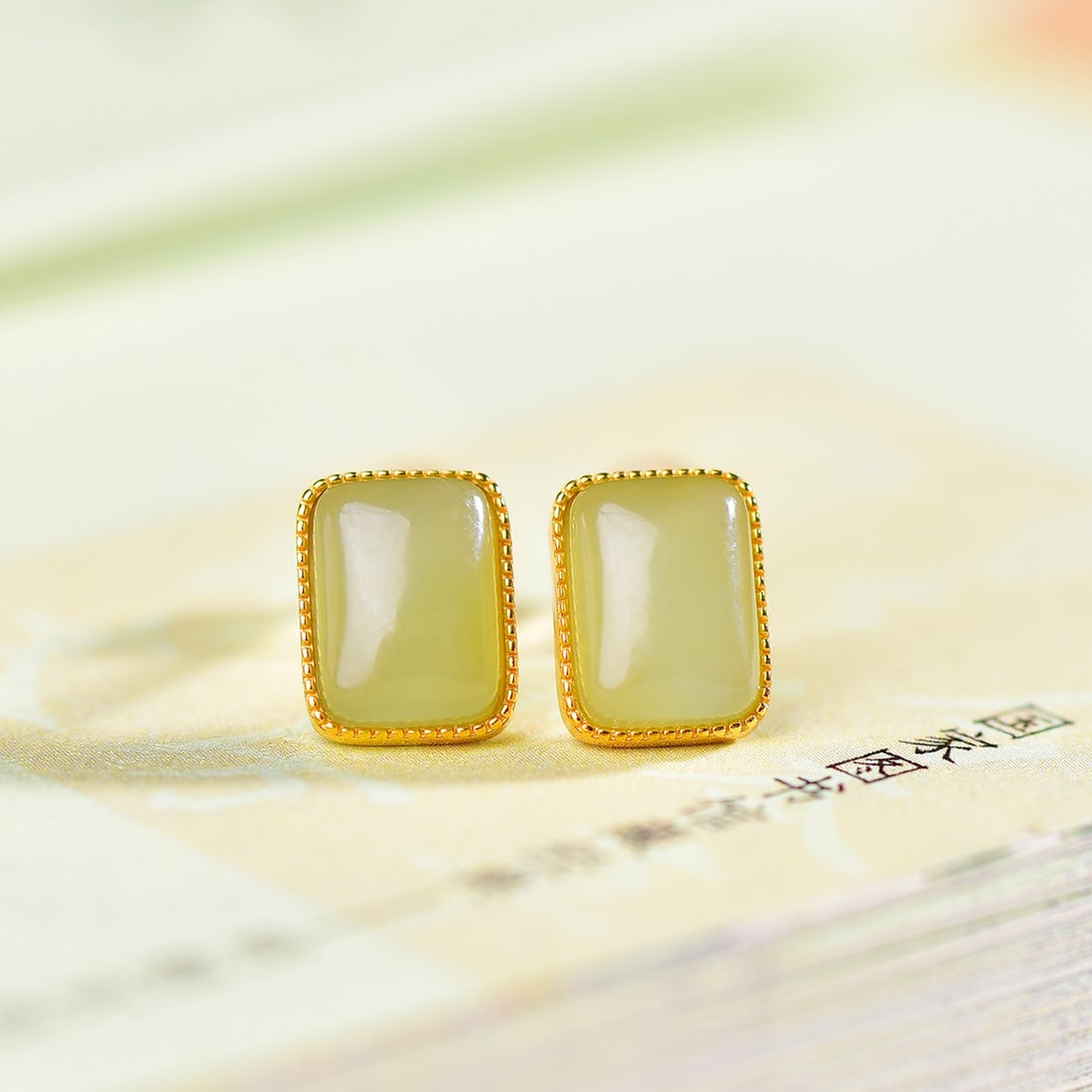 A Exquisite Silver Inlaid Hotan Jade Earrings: A Exquisite Silver Inlaid Hotan Jade Earrings,Size:0.2inx0.3in 银镶和田玉方鼓面耳钉