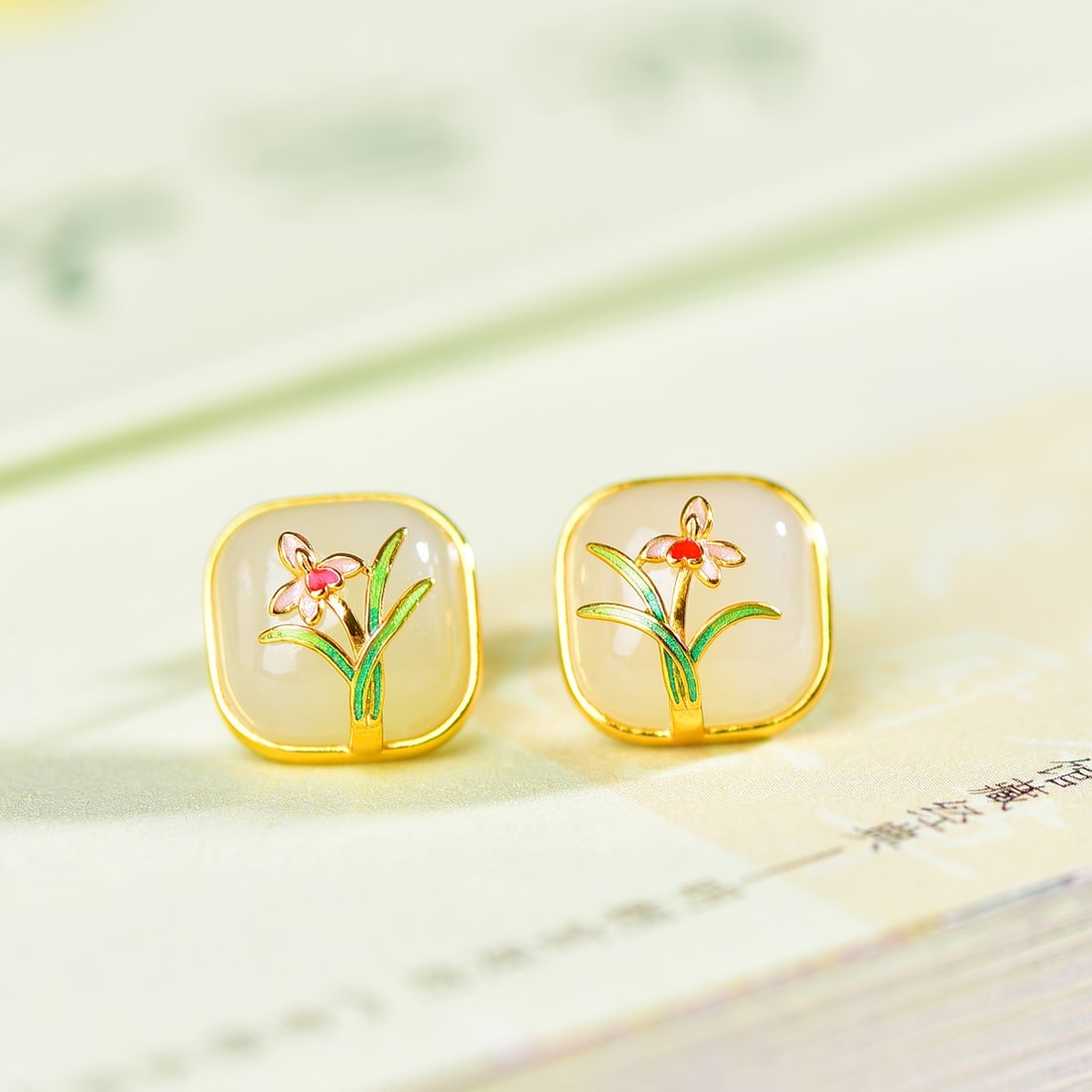 A Exquisite Silver Inlaid Hotan Jade Earrings: A Exquisite Silver Inlaid Hotan Jade Earrings,Size:0.4inx0.4in 银镶和田玉方鼓面耳钉
