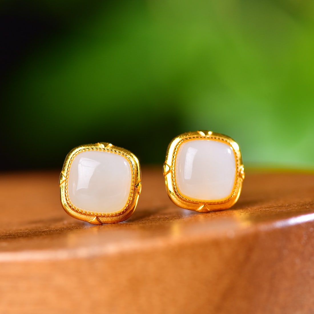 A Exquisite Silver Inlaid Hotan Jade Earrings: A Exquisite Silver Inlaid Hotan Jade Earrings,Size:0.3inx0.3in 银镶和田玉方鼓面耳钉