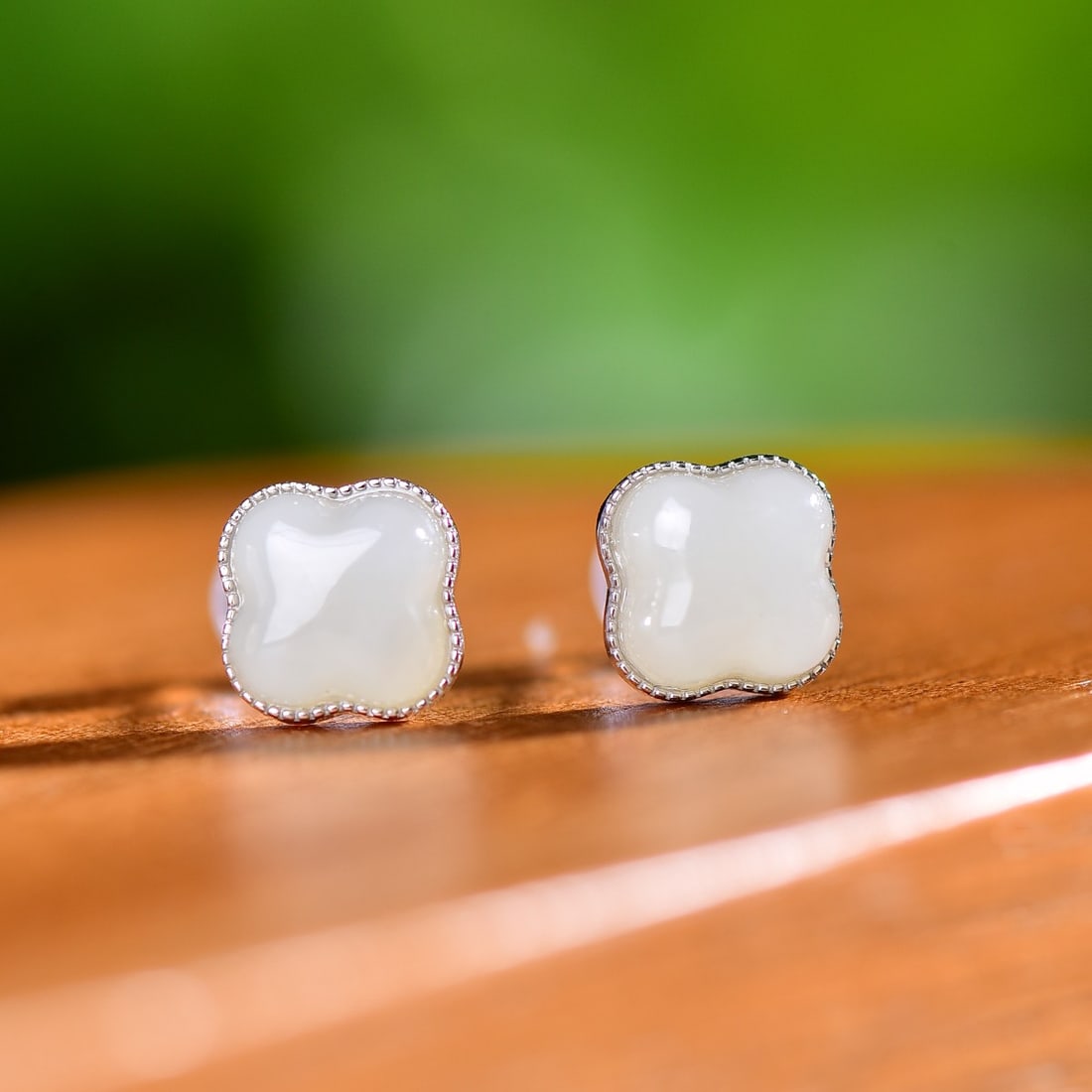 A Exquisite Silver Inlaid Hotan Jade Four-Leaf Clover Earrings: A Exquisite Silver Inlaid Hotan Jade Four-Leaf Clover Earrings,Size:0.3inx0.3in 银镶和田玉四叶草银耳钉