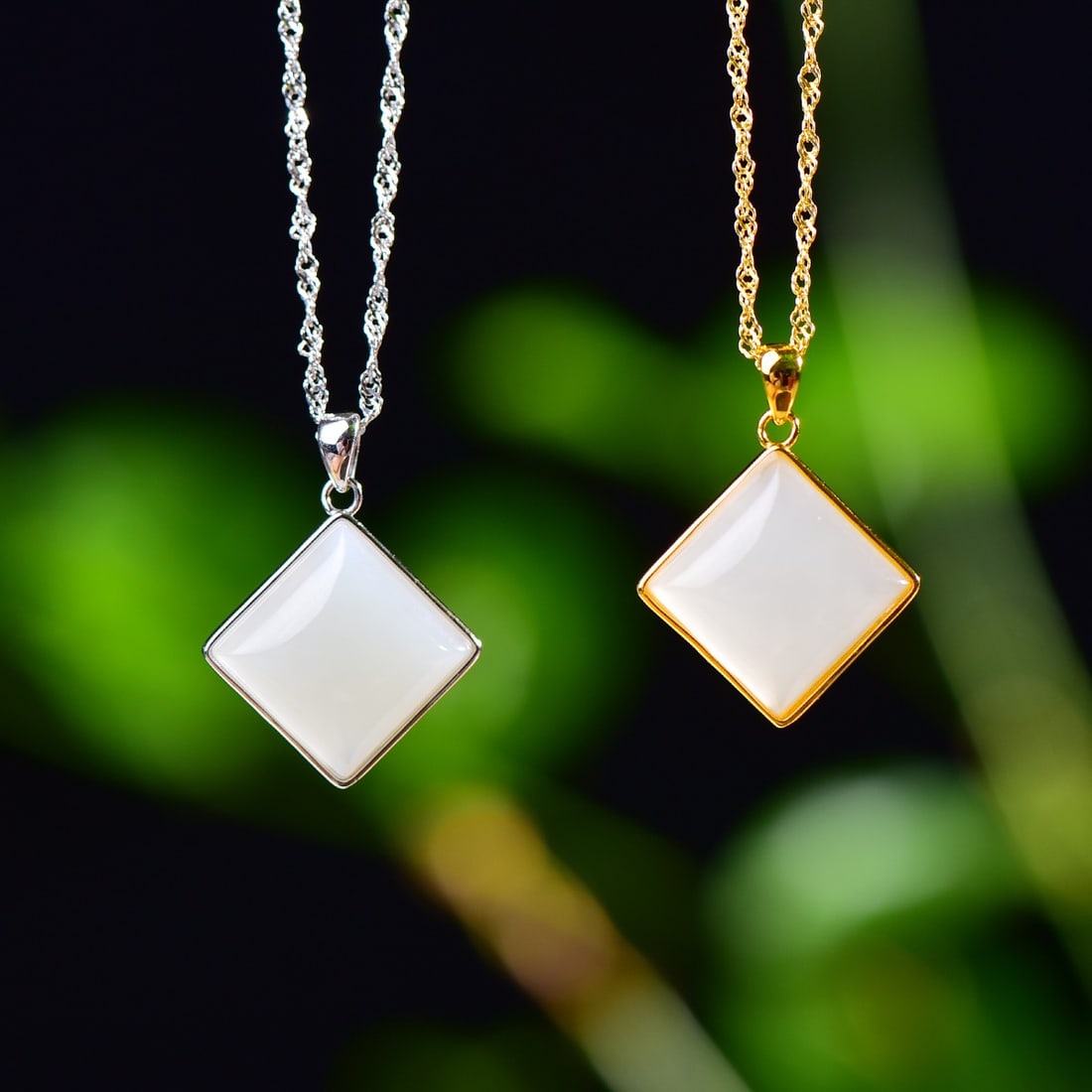 A Pair of Exquisite Silver Inlaid Hotan Jade Pendant: A Pair of Exquisite Silver Inlaid Hotan Jade Pendant,Size:0.5inx0.5in 一对银镶和田玉方鼓面吊坠