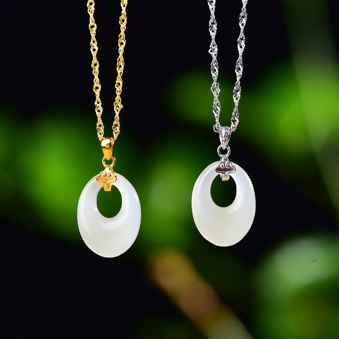 A Pair of Exquisite Silver Inlaid Hotan Jade Pendant: A Pair of Exquisite Silver Inlaid Hotan Jade Pendant,Size:0.5inx0.6in 一对银镶和田玉椭圆形吊坠