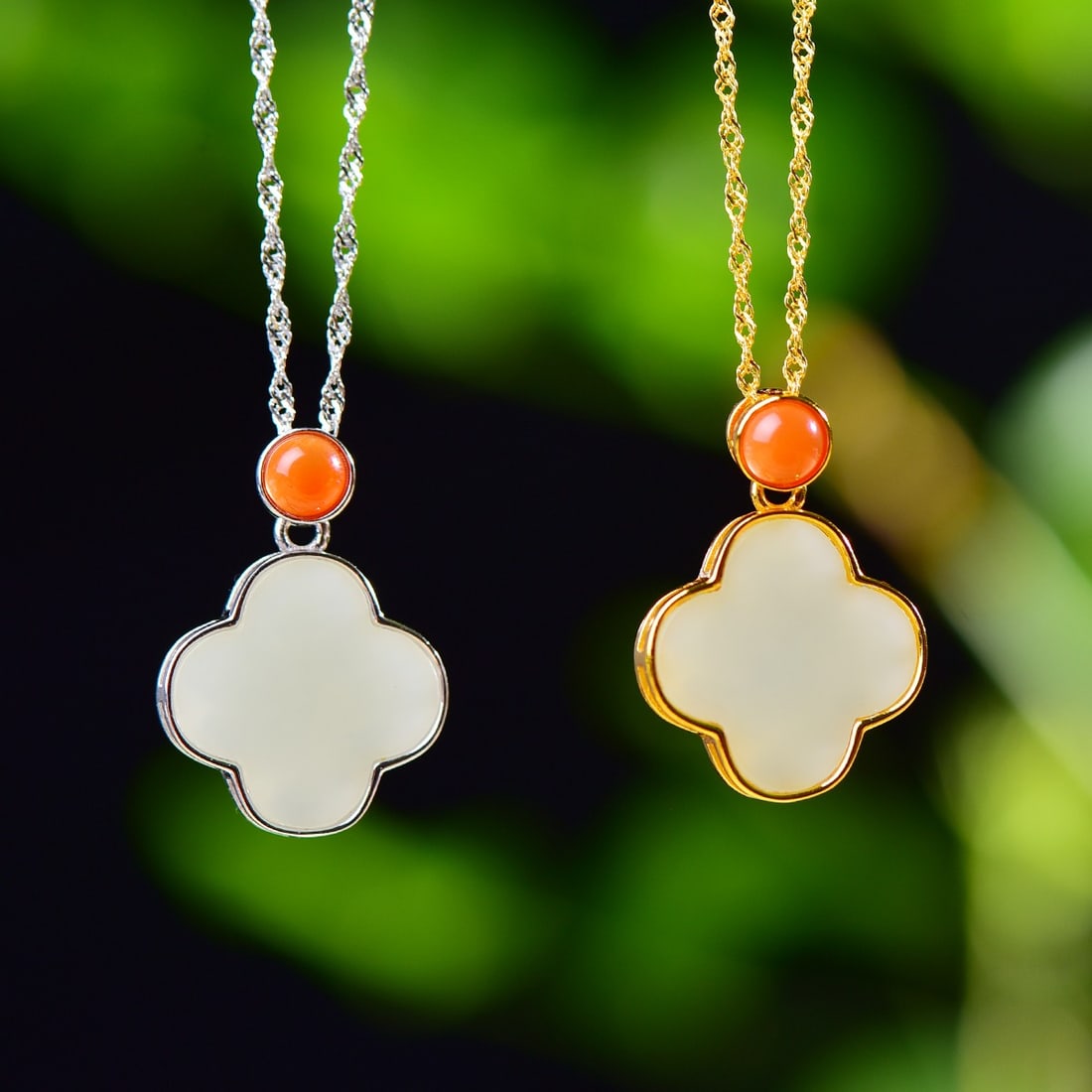 A Pair of Exquisite Silver Inlaid Hotan Jade Four-Leaf Clover Pendant: A Pair of Exquisite Silver Inlaid Hotan Jade Four-Leaf Clover Pendant,Size:0.6inx0.6in 一对银镶和田玉四叶草吊坠