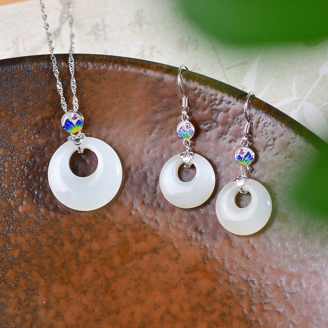 A Set of Exquisite Silver Inlaid Hotan Jade Jewelry: A Set of Exquisite Silver Inlaid Hotan Jade Jewelry,Size:0.9inx0.9in,0.6inx0.6in 一套银镶和田玉公主扣首饰