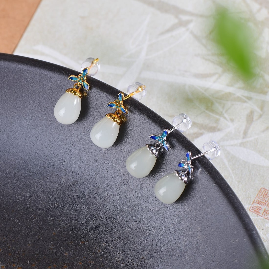 A Pair of Exquisite Silver Inlaid Hotan Jade Drop Earrings: A Pair of Exquisite Silver Inlaid Hotan Jade Drop Earrings,Size:0.3inx0.4in 一对银镶和田玉水滴耳钉