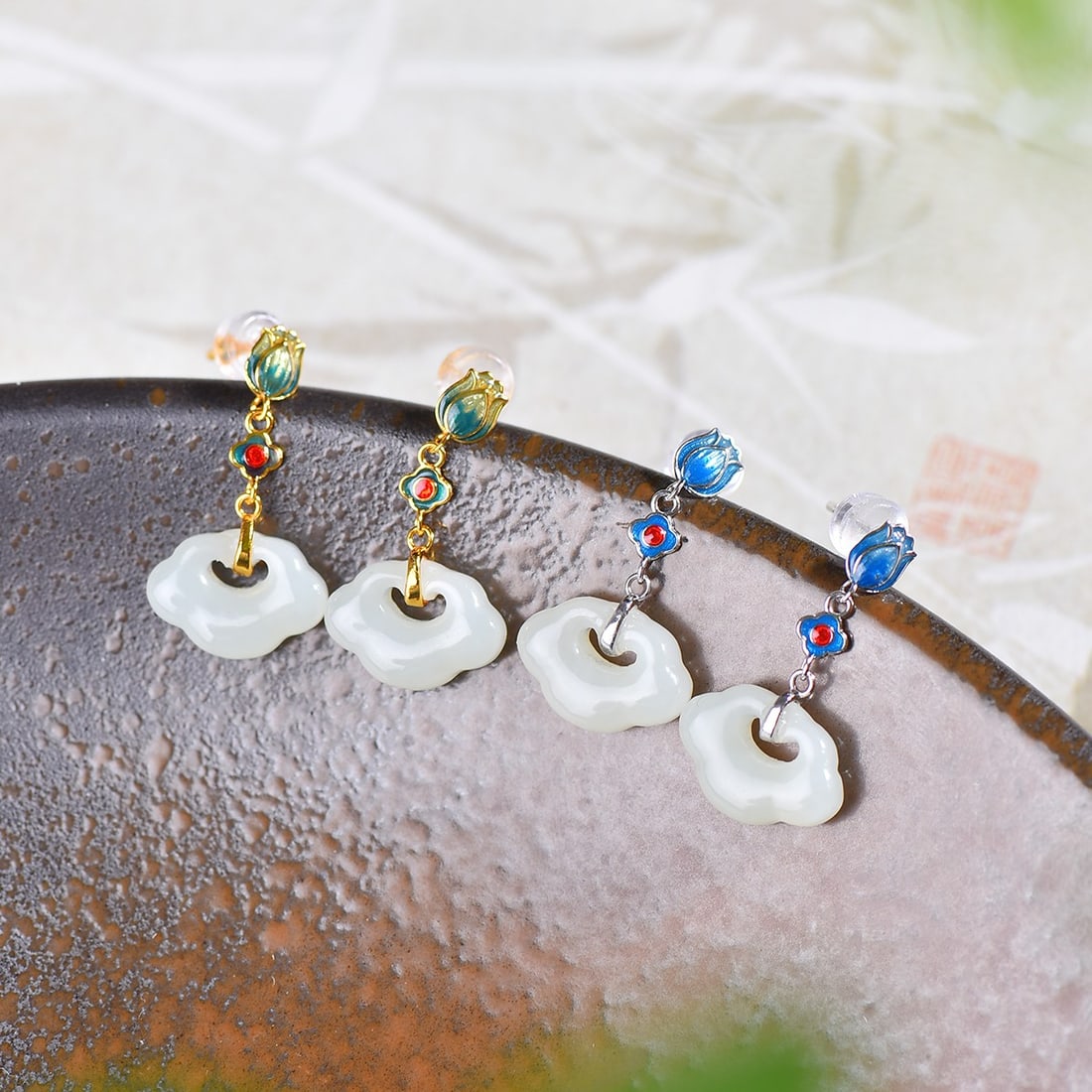 A Pair of Exquisite Silver Inlaid Hotan Jade Ruyi Earrings: A Pair of Exquisite Silver Inlaid Hotan Jade Ruyi Earrings,Size:0.4inx0.6in 一对银镶和田玉如意耳钉