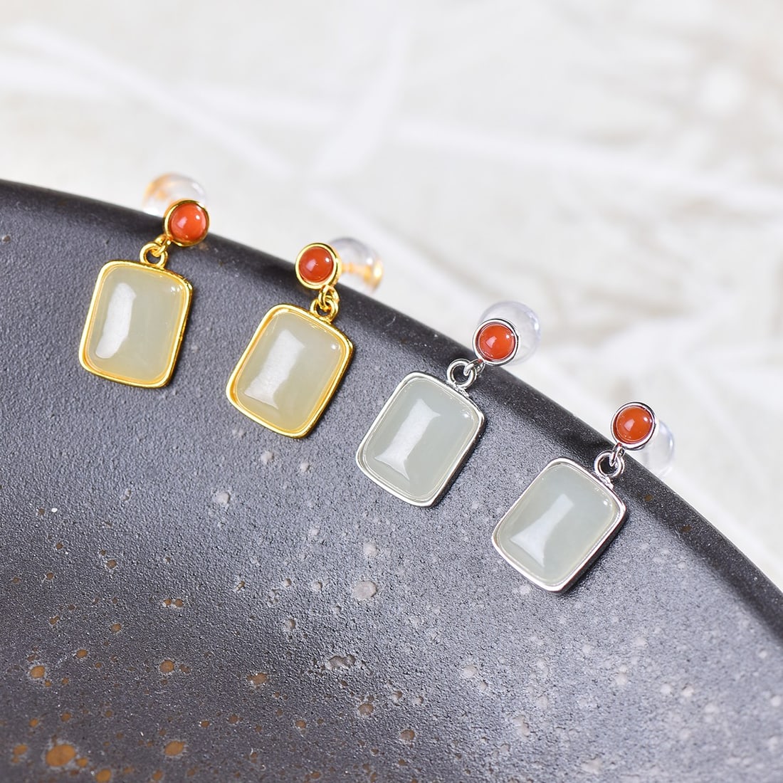 A Pair of Exquisite Silver Inlaid Hotan Jade Earrings: A Pair of Exquisite Silver Inlaid Hotan Jade Earrings,Size:0.3inx0.4in 一对银镶和田玉方鼓面耳钉