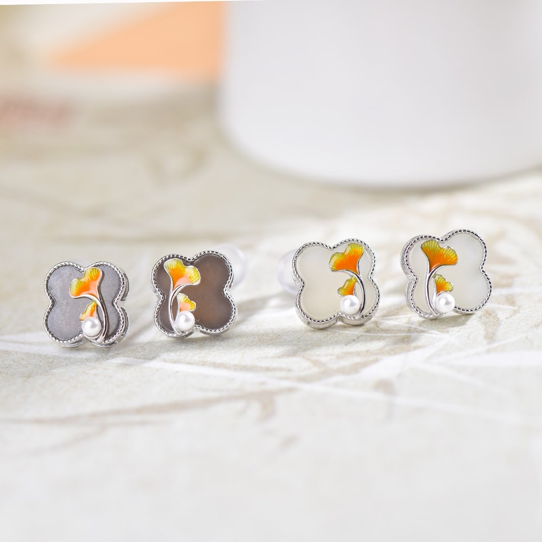A Pair of Exquisite Silver Inlaid Hotan Jade Four-Leaf Clover Earrings: A Pair of Exquisite Silver Inlaid Hotan Jade Four-Leaf Clover Earrings,Size:0.4inx0.4in 一对银镶和田玉四叶草耳钉