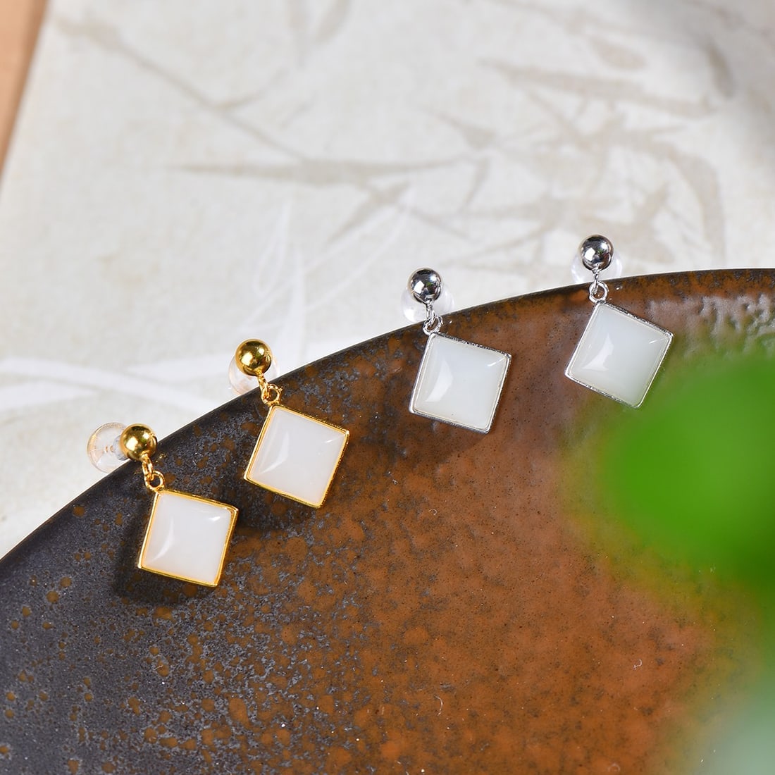 A Pair of Exquisite Silver Inlaid Hotan Jade Earrings: A Pair of Exquisite Silver Inlaid Hotan Jade Earrings,Size:0.3inx0.3in 一对银镶和田玉方鼓面耳钉