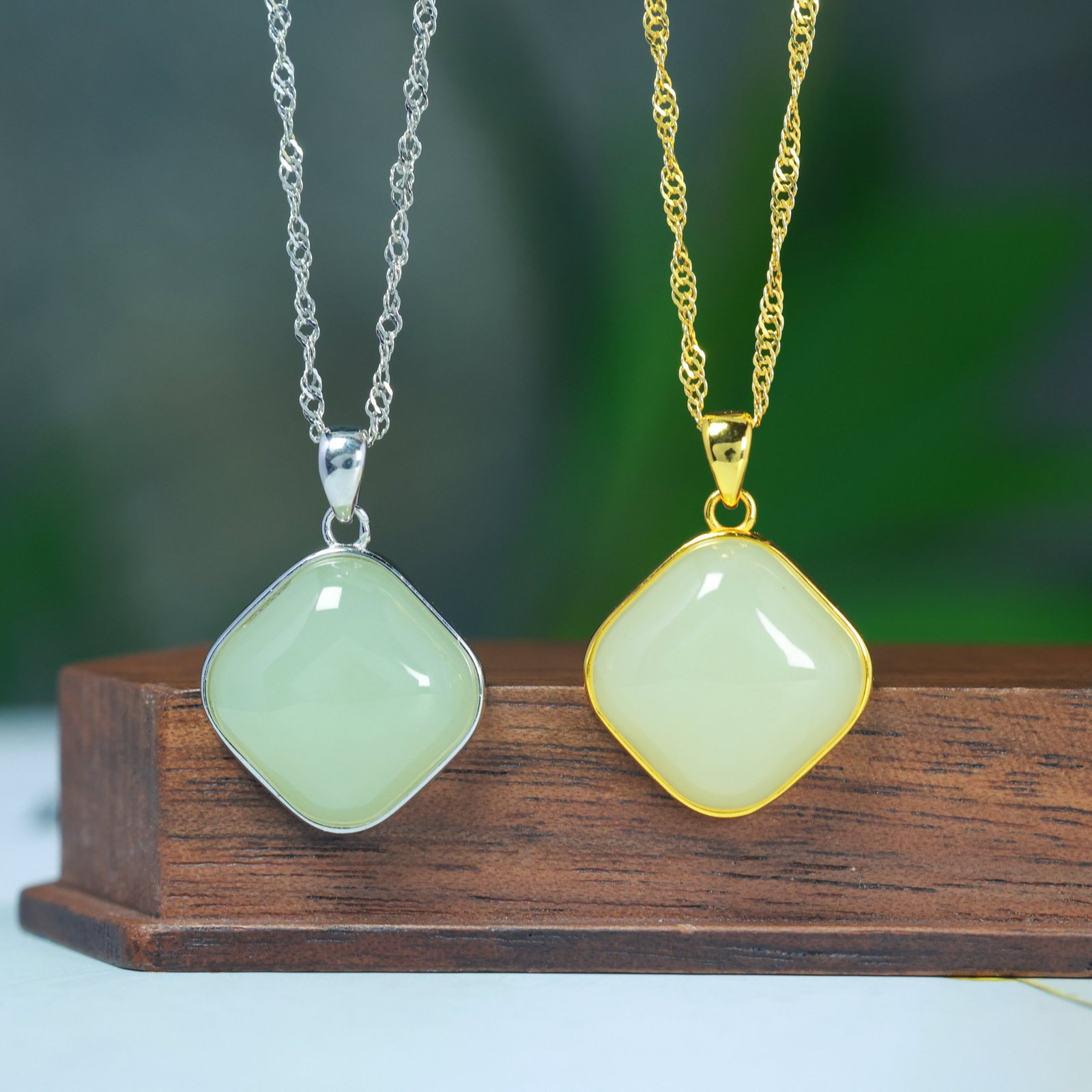 A Pair of Exquisite Silver Inlaid Hotan Jade Pendant: A Pair of Exquisite Silver Inlaid Hotan Jade Pendant,Size:0.5inx0.5in 一对银镶和田玉方鼓面吊坠