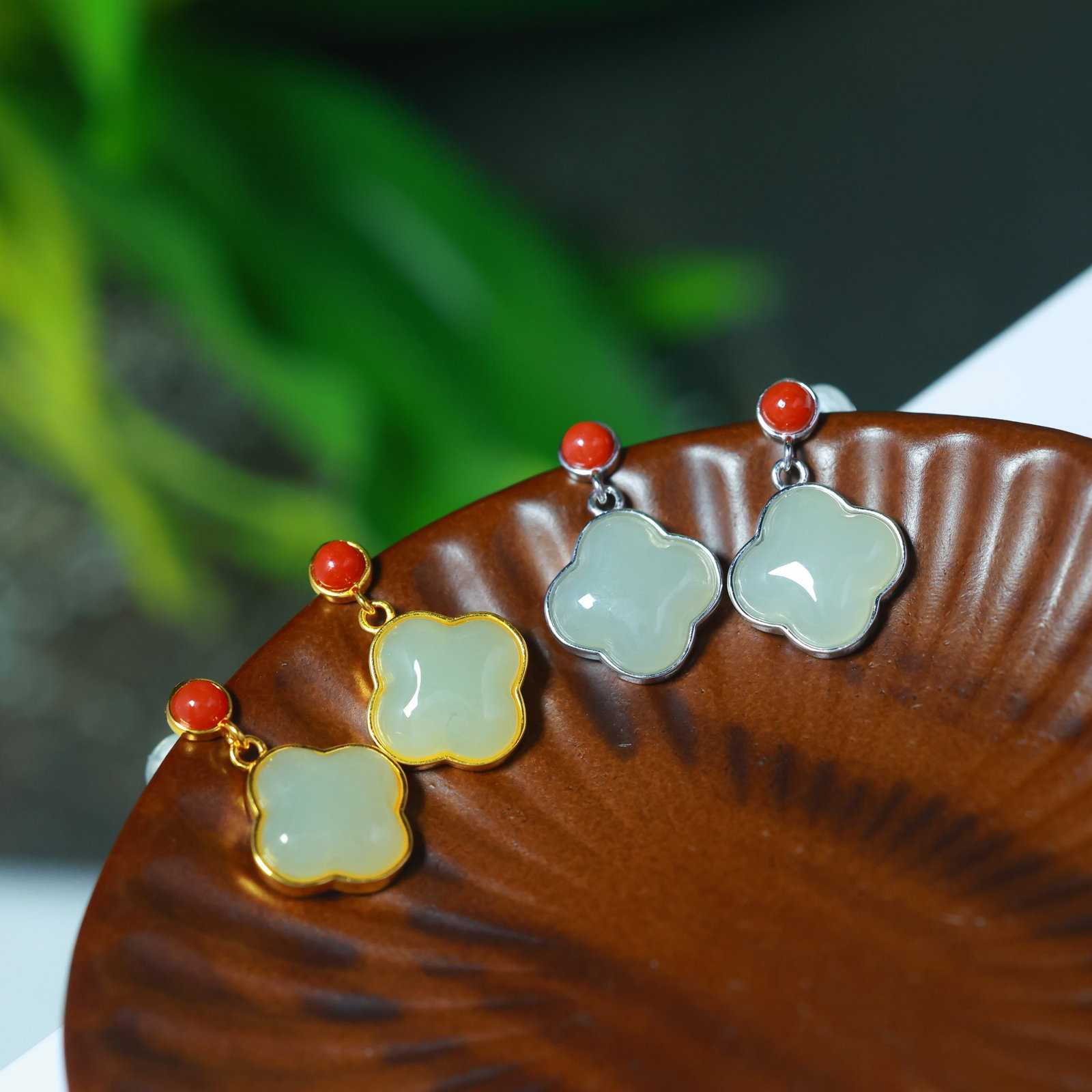 A Pair of Exquisite Silver Inlaid Hotan Jade Four-Leaf Clover Earrings: A Pair of Exquisite Silver Inlaid Hotan Jade Four-Leaf Clover Earrings,Size:0.4inx0.4in 一对银镶和田玉四叶草耳钉