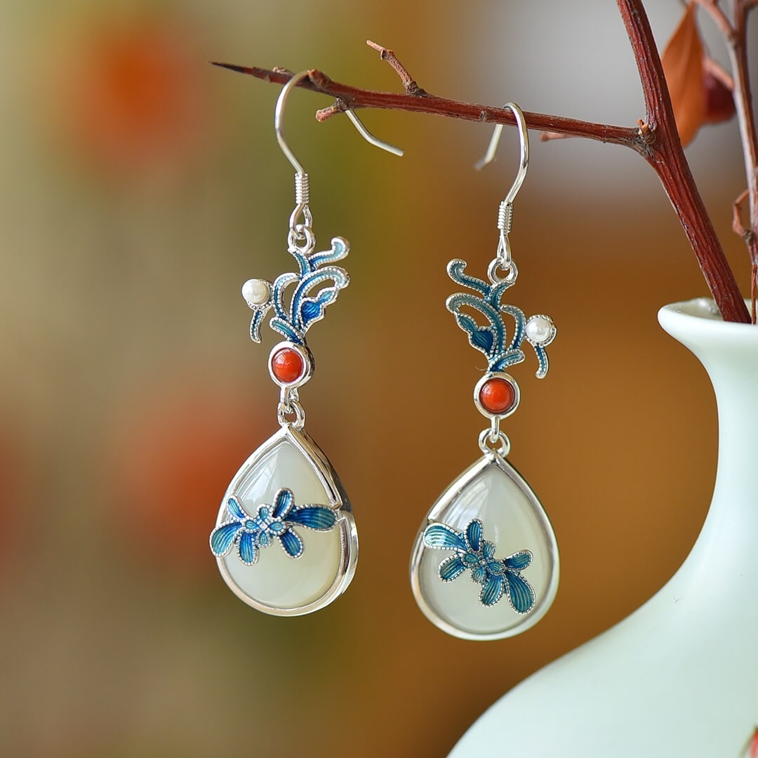 A Exquisite Silver Inlaid Hotan Jade Drop Earrings: A Exquisite Silver Inlaid Hotan Jade Drop Earrings,Size:0.5inx0.6in 银镶嵌和田玉水滴耳环