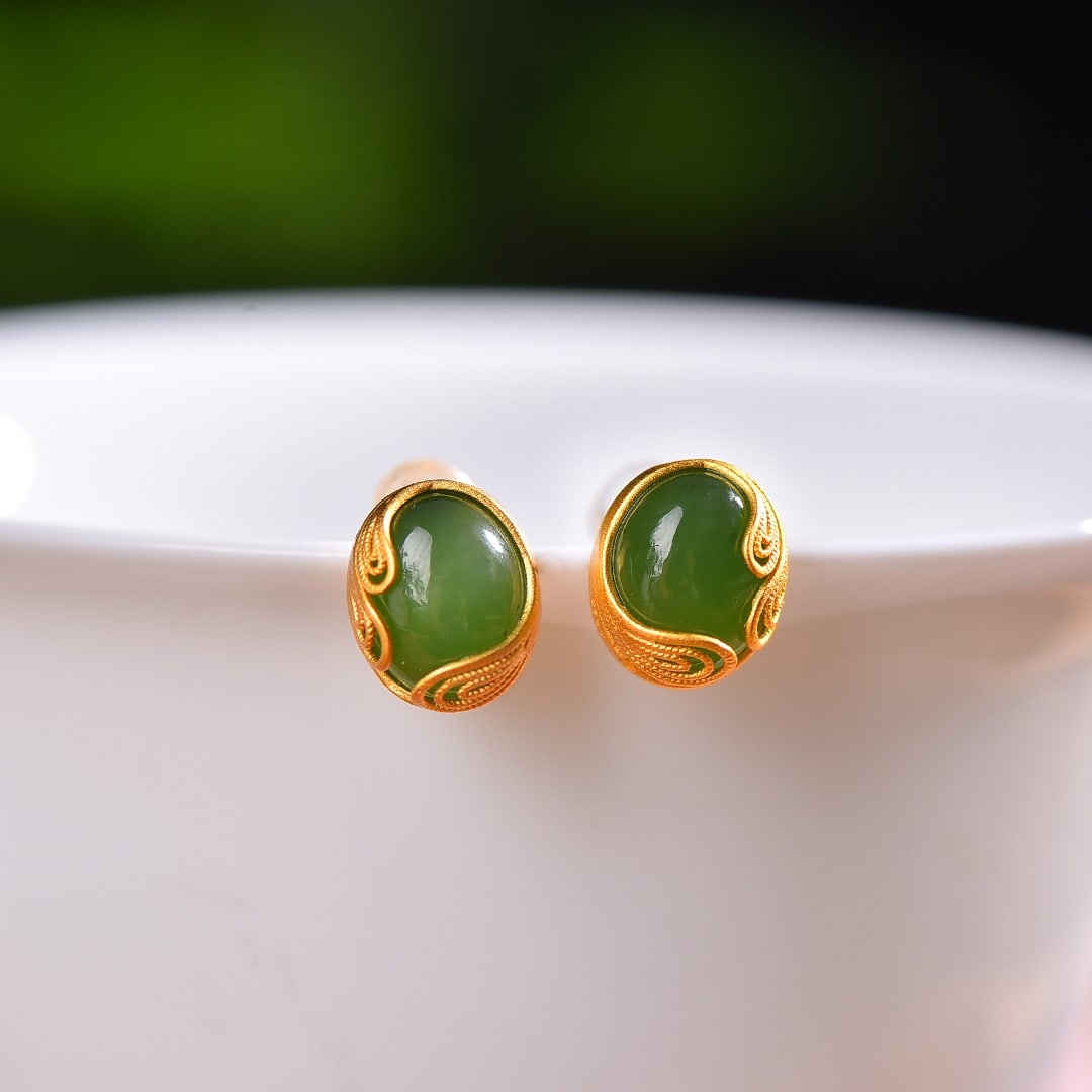 A Exquisite Silver Inlaid Hotan Jasper Cabochon Earrings: A Exquisite Silver Inlaid Hotan Jasper Cabochon Earrings,Size:0.3inx0.4in 银镶嵌和田碧玉蛋面耳钉