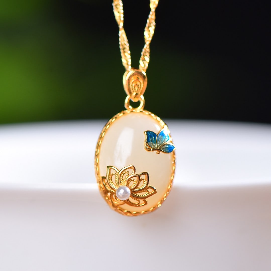 A Exquisite Silver Inlaid Hotan Jade Pendant: A Exquisite Silver Inlaid Hotan Jade Pendant,Size:0.5inx0.6in 银镶嵌和田玉吊坠