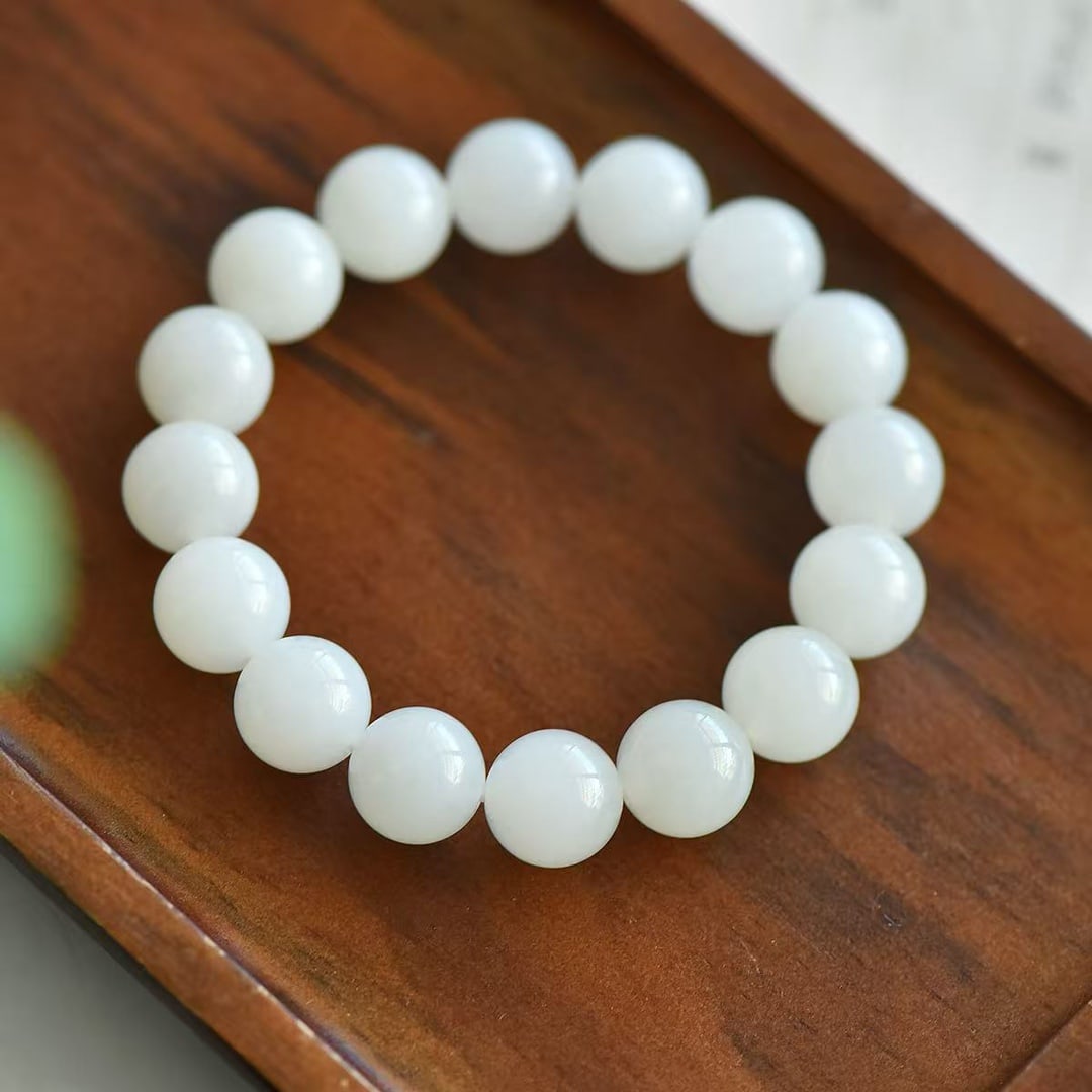 A Exquisite White Jade Bracelet: A Exquisite White Jade Bracelet,Size:0.5inx0.5in 和田白玉手链