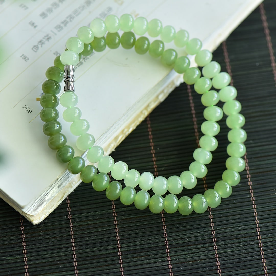 A Exquisite Hotan Jade Necklace: A Exquisite Hotan Jade Necklace,Size:0.2inx0.3in 和田玉苹果项链