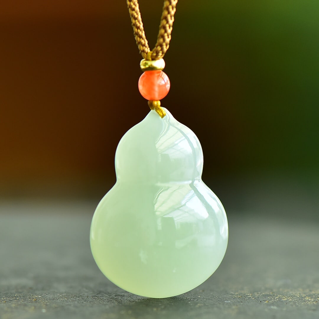 A Exquisite Hotan Jade Gourd Pendant: A Exquisite Hotan Jade Gourd Pendant,Size:1.3inx1in 和田玉葫芦吊坠