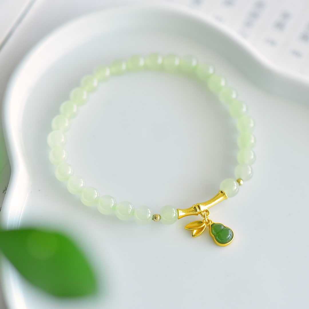A Exquisite Hotan Jade Gourd Bracelet: A Exquisite Hotan Jade Gourd Bracelet,Size:0.2inx0.2in 和田玉葫芦手链