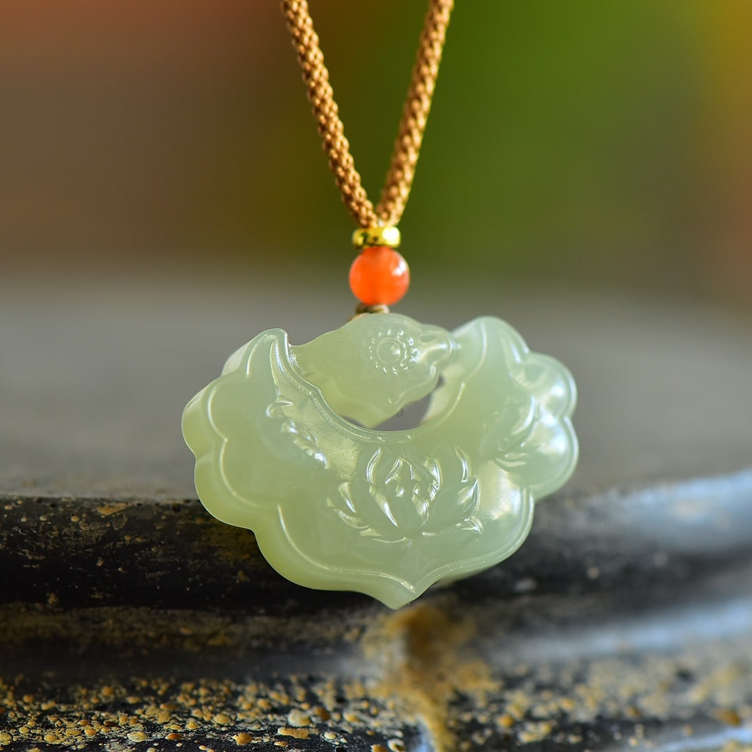 A Exquisite Hotan Jade Ruyi Lock Pendant: A Exquisite Hotan Jade Ruyi Lock Pendant,Size:1.3inx0.9in 和田玉如意锁吊坠