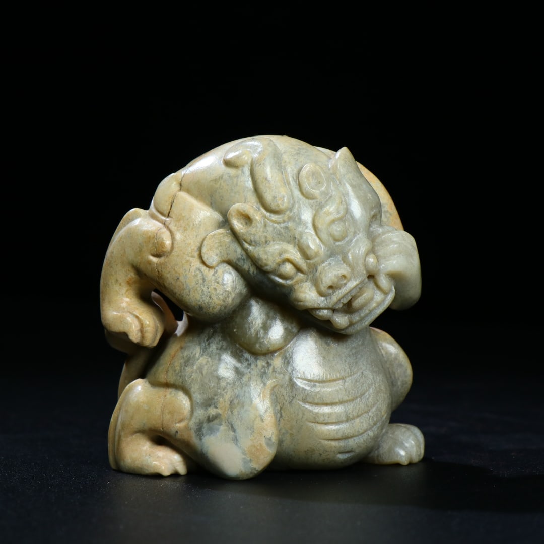 An Exquisite White Jade Auspicious Animal Ornament: An Exquisite White Jade Auspicious Animal Ornament,Han Dynasty,China,Size:2.7inx2.6inx1.4in,Weight:212g,白玉瑞兽摆件,中国汉代