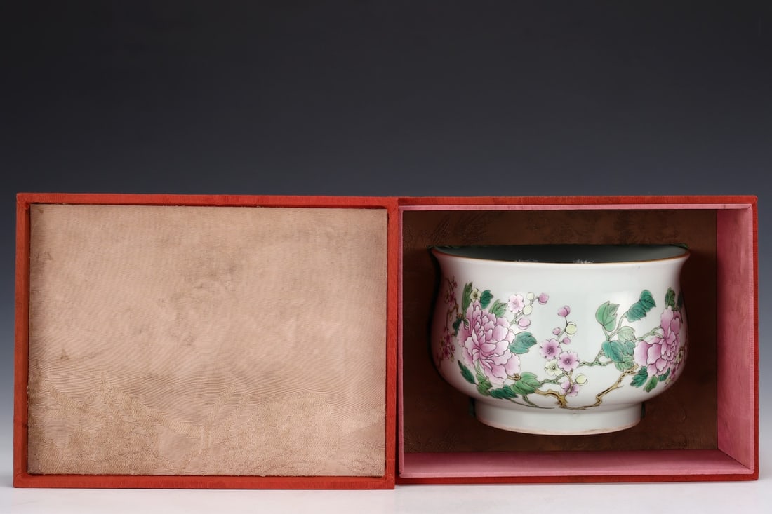 An Exquisite Famille-Rose Flower Pattern Brush Washer: An Exquisite Famille-Rose Flower Pattern Brush WasherQing Dynasty, China,Size:5.1inx7.7in,粉彩花卉纹笔洗,中国清代,
