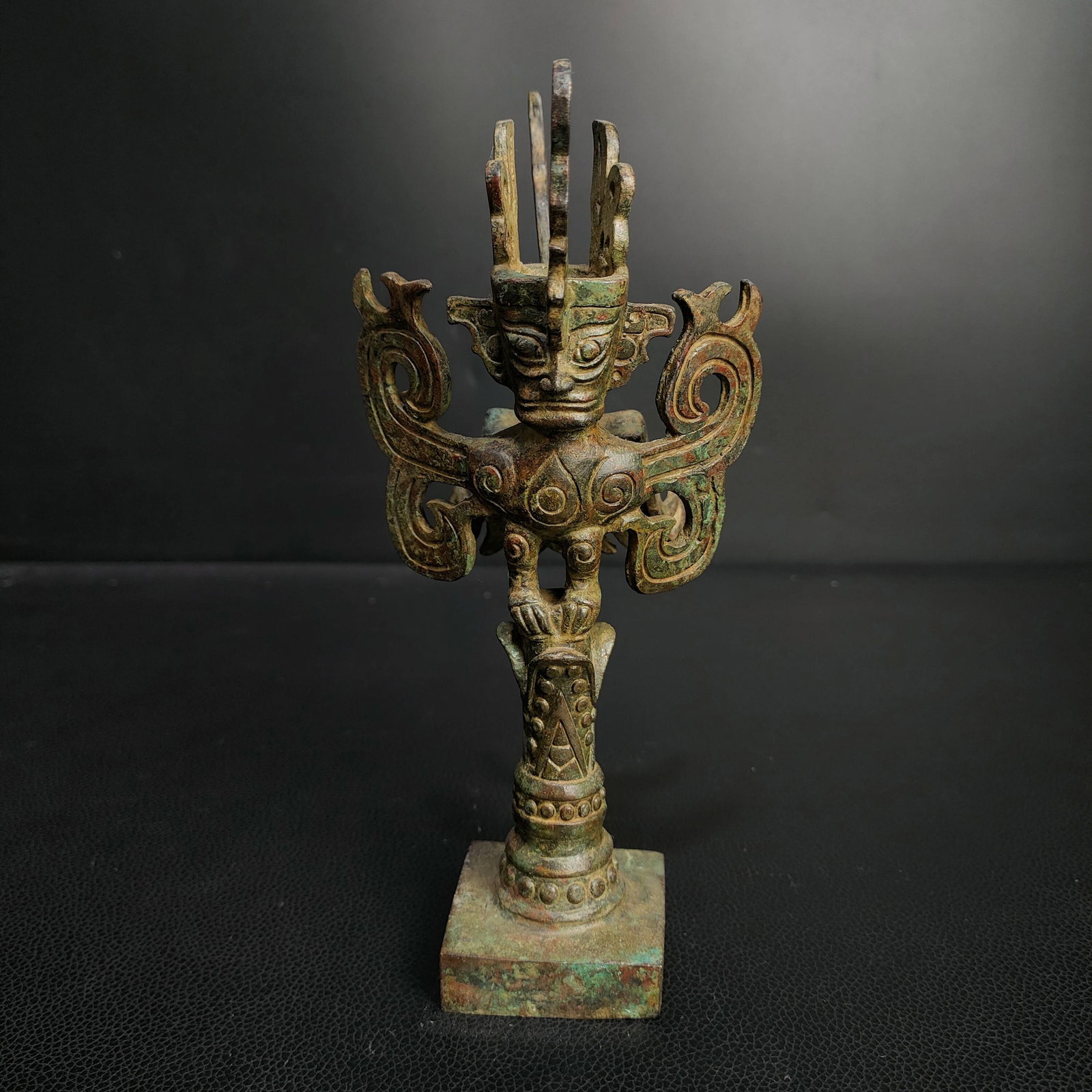 An Exquisite Bronze Auspicious Animal Ornament: An Exquisite Bronze Auspicious Animal Ornament,the Warring States period in China,Size:7.5inx3.9in,Weight:500g,青铜瑞兽摆件,中国战国时