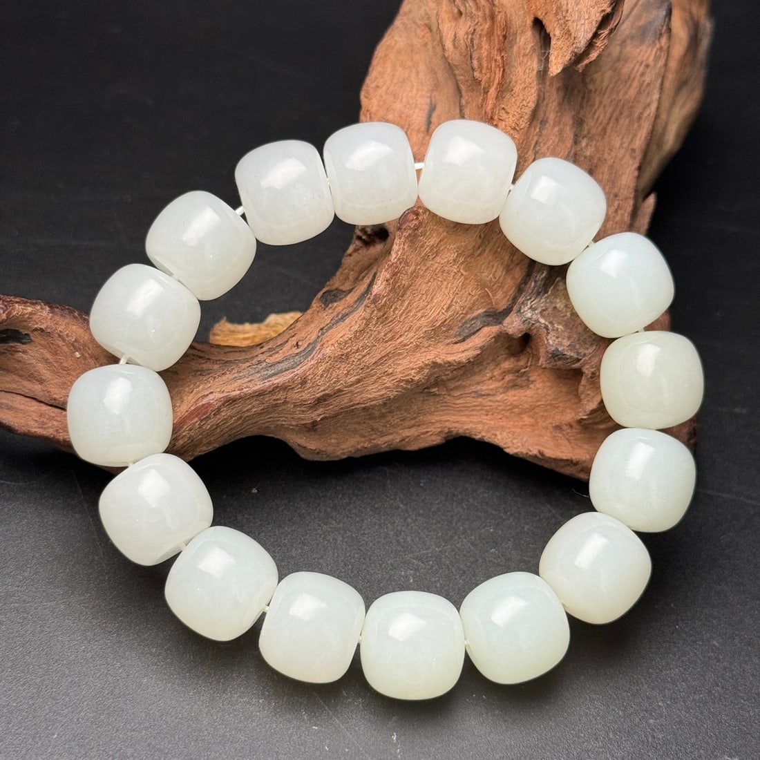 An Exquisite White Jade Bracelets: An Exquisite White Jade Bracelets,Qing Dynasty,China,Size:0.6inx0.5in,Weight:73g,白玉手串,中国清代