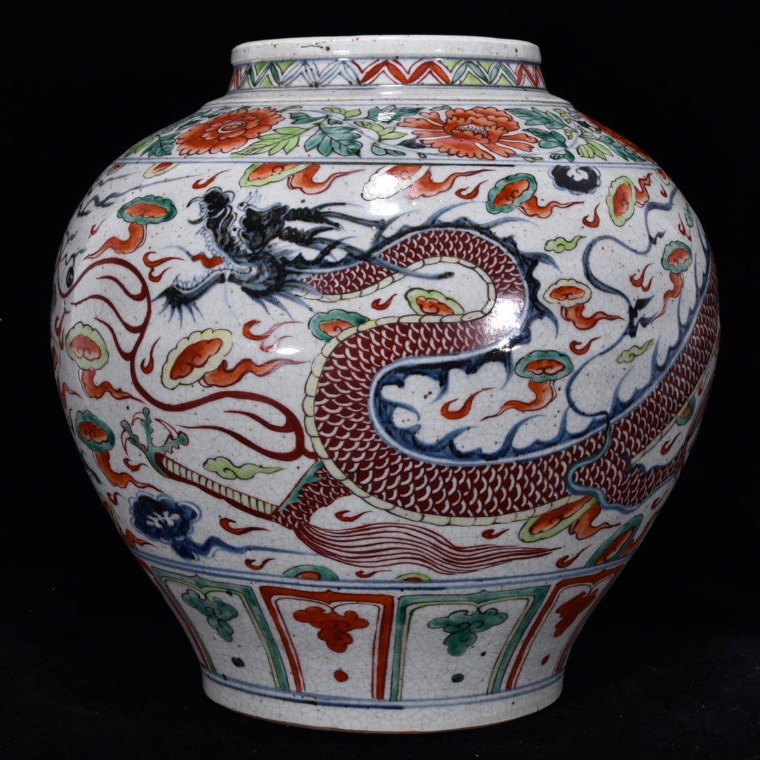 An Exquisite Wucai Blue and White Dragon Pattern Jar: An Exquisite Wucai Blue and White Dragon Pattern Jar,Yuan Dynasty,China,Size:12.6inx13in,五彩青花龙纹罐,中国元代