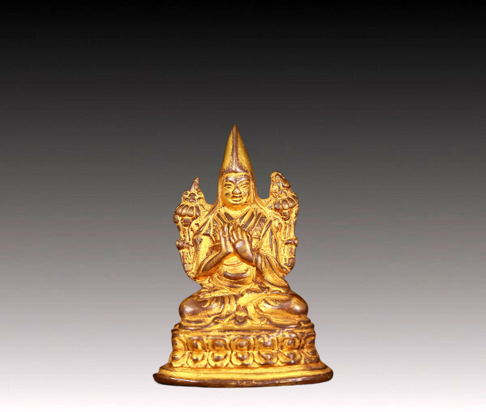An exquisite gilt bronze statue of Tsongkhapa: An exquisite gilt bronze statue of Tsongkhapa,Ming Dynasty,China. The sculpture is richly decorated,such as cassocks,gems,jewelry and crowns,to highlight Tsongkhapa's solemnity and dignity. It