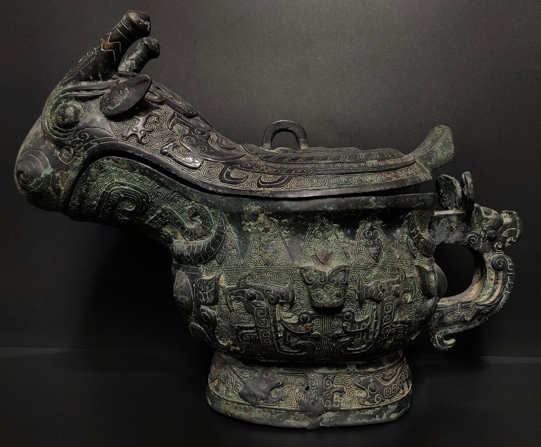 An Exquisite Bronze Dragon Pattern Auspicious Animal Ornament: An Exquisite Bronze Dragon Pattern Auspicious Animal Ornament,the Warring States period in China,Size:13.4inx9.4in,Weight:2800g,青铜龙纹瑞兽摆件,中