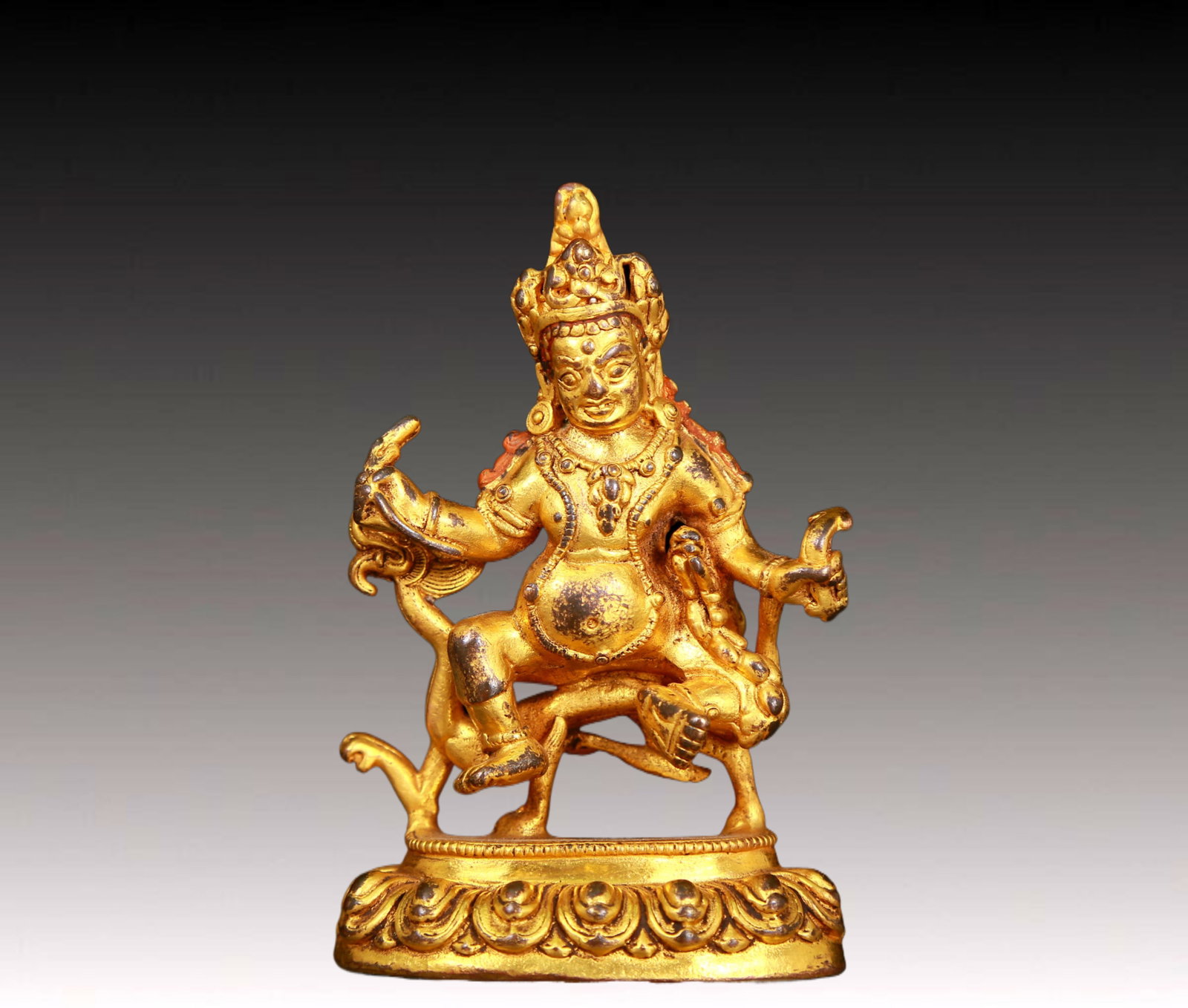 An exquisite gilt bronze statue of Mammon: An exquisite gilt bronze statue of Mammon,Ming Dynasty,China. This is a breathtaking piece of Buddhist art. The face of the Buddha statue is solemn and kind,and its eyes are deep,symbolizing wealth an