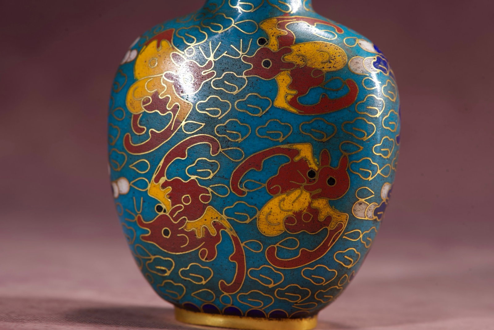 An Exquisite Cloisonne Bats Pattern Snuff Bottle - 3