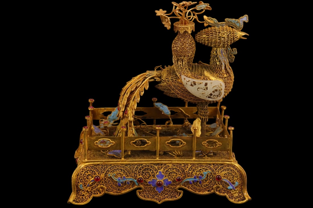 An Exquisite Filigree and Gilding Inlaid White Jade Auspicious Animal Ornament,Inlaid Gems: An Exquisite Filigree and Gilding Inlaid White Jade Auspicious Animal Ornament,Inlaid Gems,Qing Dynasty,China,with Qianlong Four-character Mark,Size:6.7inx5.5inx7.5in,Weight:613g,花丝Ź