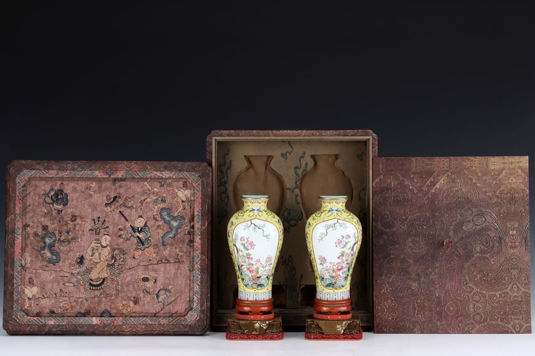 A Pair of Exquisite Famille-Rose Flower Pattern Lotus Pattern Vases