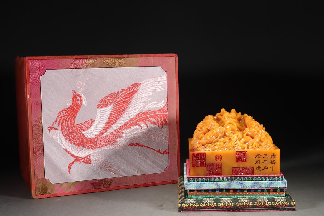 An Exquisite Tianhuang Stone Dragon Pattern Seal: An Exquisite Tianhuang Stone Dragon Pattern Seal,Qing Dynasty,China,With Mark,Size:3.5inx5.2in,Weight:2820g,田黄石龙纹印章,中国清代,&#